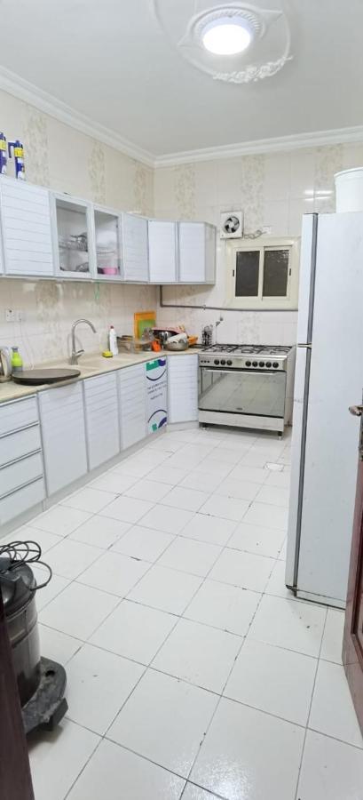 شقة عائلية -ليست فندقية- 8 دقائق بالسيارة للحرم أو قباء - Medina Exterior photo